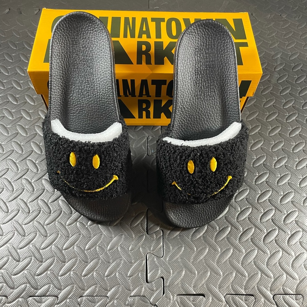 Chinatown Market Smiley Sherpa Slides | Black | Size 9
